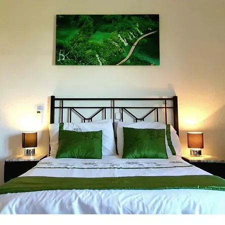 Mansion Alhamar - 2 Bedroom, Frontline Beach, Mountain Views, Full Size Pool, Tennis Courts, Close To Shops, On-site Bar & Chiringuito