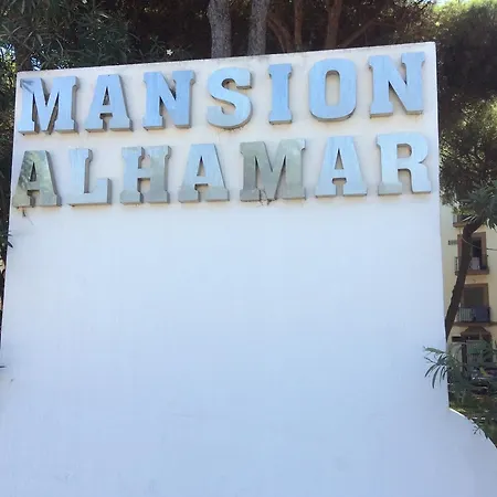 Apartment Mansion Alhamar - 2 Bedroom, Frontline Beach, Mountain Views, Full Size Pool, Tennis Courts, Close To Shops, On-site Bar & Chiringuito Sitio de Calahonda